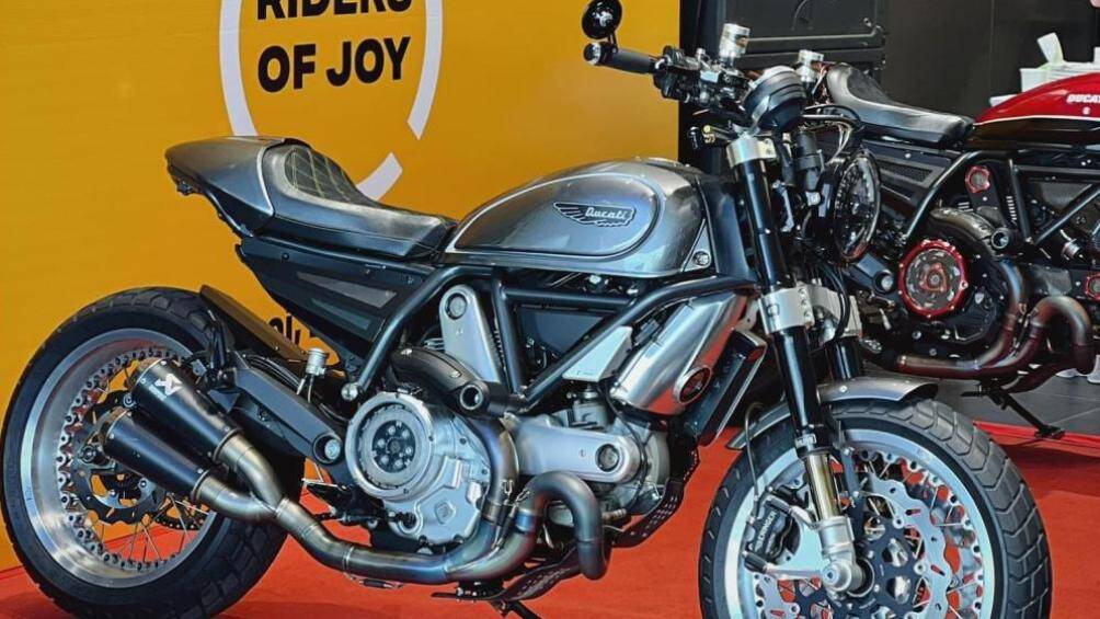 Bình xăng thép đã được thiết kế lại, vỏ nhôm anodized trang nhã bên dưới bình xăng hoàn thiện thiết kế mới của mặt trước.