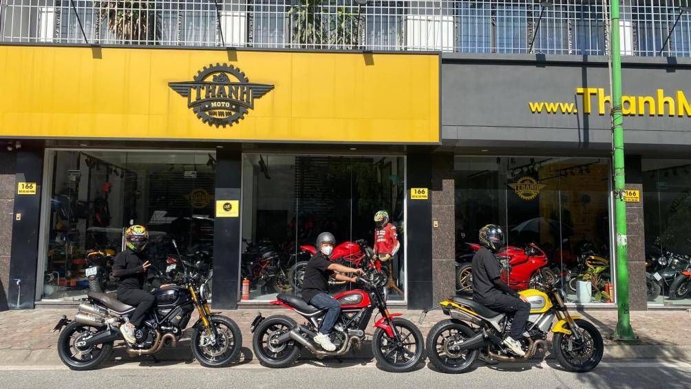 Tại Việt Nam, giá xe Ducati Scrambler 2023 bản Icon là 379 triệu đồng, bản Full Throttle có giá 433 triệu đồng, Nightshift có giá 446 triệu đồng.