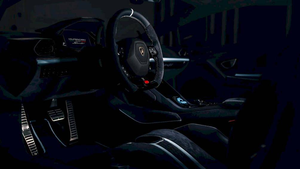 Bên trong nội thất, da ghế Alcantara được nhuộm màu Blu Delphinus đậm hơn, cùng các chi tiết trên da Celeste Phoebe sáng hơn.