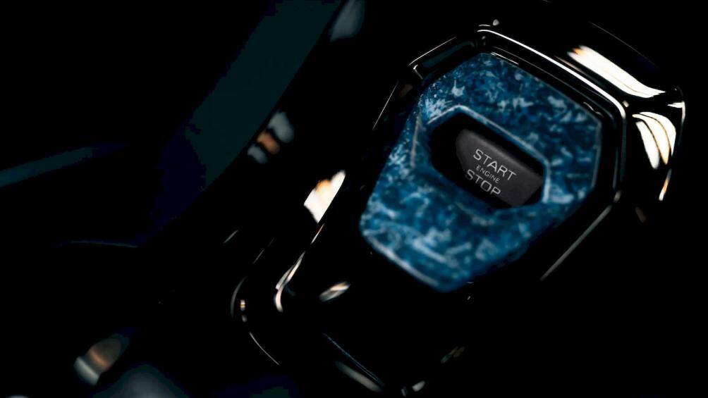 Ngoài ra còn có rất nhiều sợi carbon lộ ra ngoài, các chi tiết hiệu ứng pha lê và một bảng hiệu ghi rõ sự đặc biệt của chiếc xe.