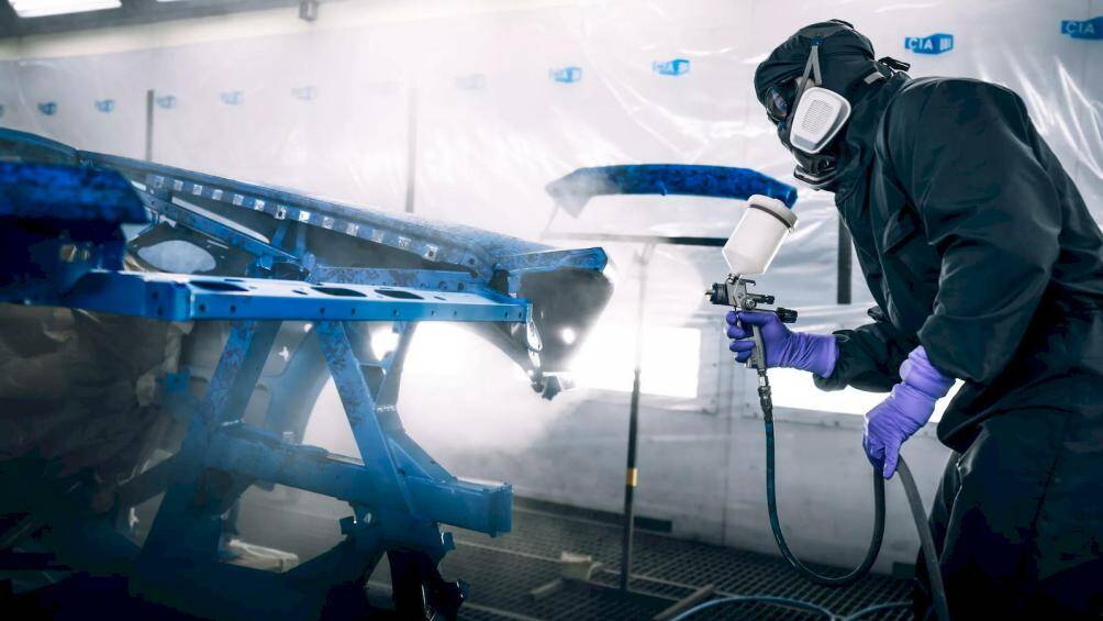 Thân xe được sơn bằng loại sơn đặc có màu Blu Amnis đóng vai trò nền tảng để kết dính hai màu còn lại.