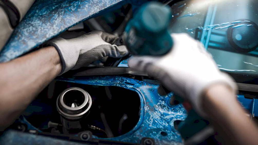 Tiếp đến, những người thợ thủ công sơn màu Blu Grifo với một số thao tác khắc bằng tay nhằm tạo điểm nhấn.