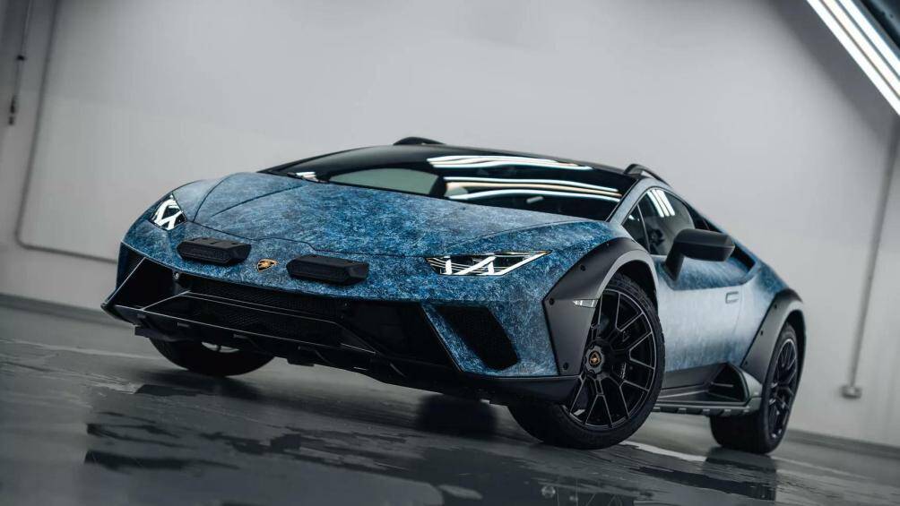 Bộ bodykit của chiếc Huracan Sterrato này được sơn màu đen mờ ở những thành phần chắn bùn rộng, mui xe...
