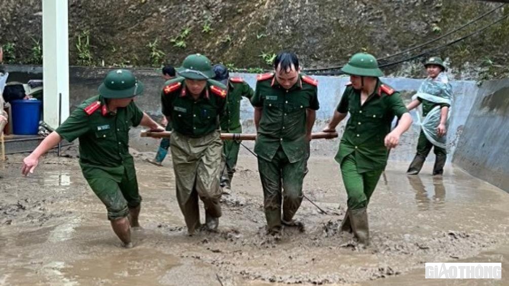 Dù trời mưa các chiến sỹ Công an huyện Mù Cang Chải vẫn dầm mình san gạt bùn đất.
