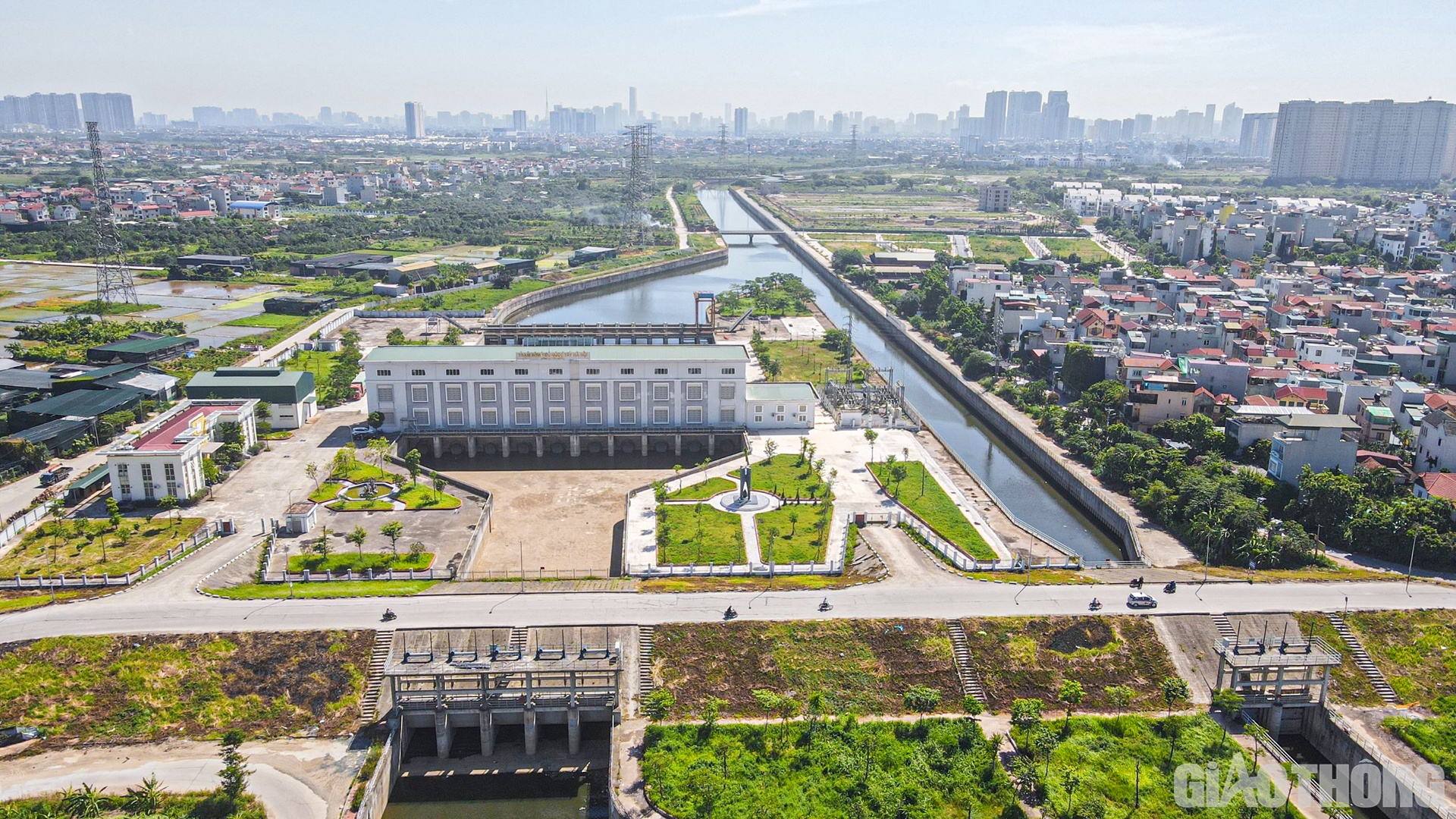 Dù hoàn thiện từ tháng 1/2020 nhưng đến nay, trạm bơm Yên Nghĩa vẫn hoạt động cầm chừng do dự án cứng hóa kênh La Khê còn vướng giải phóng mặt bằng (GPMB).