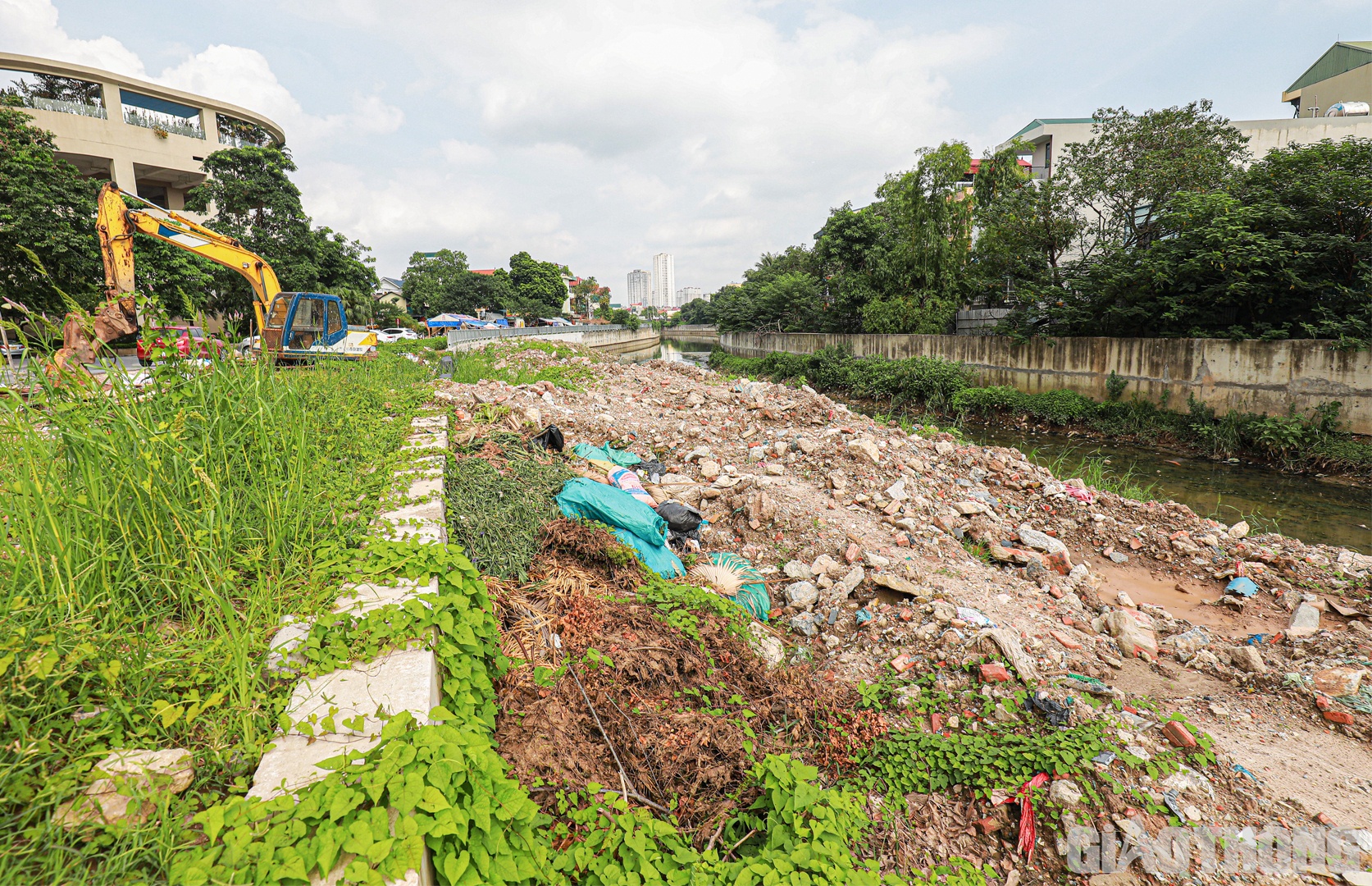 Thời điểm hơn 15h chiều 14/8, đoạn kênh La Khê dọc đường Ngô Quyền (quận Hà Đông) vắng bóng công nhân thi công, máy móc nằm im lìm, không hoạt động.