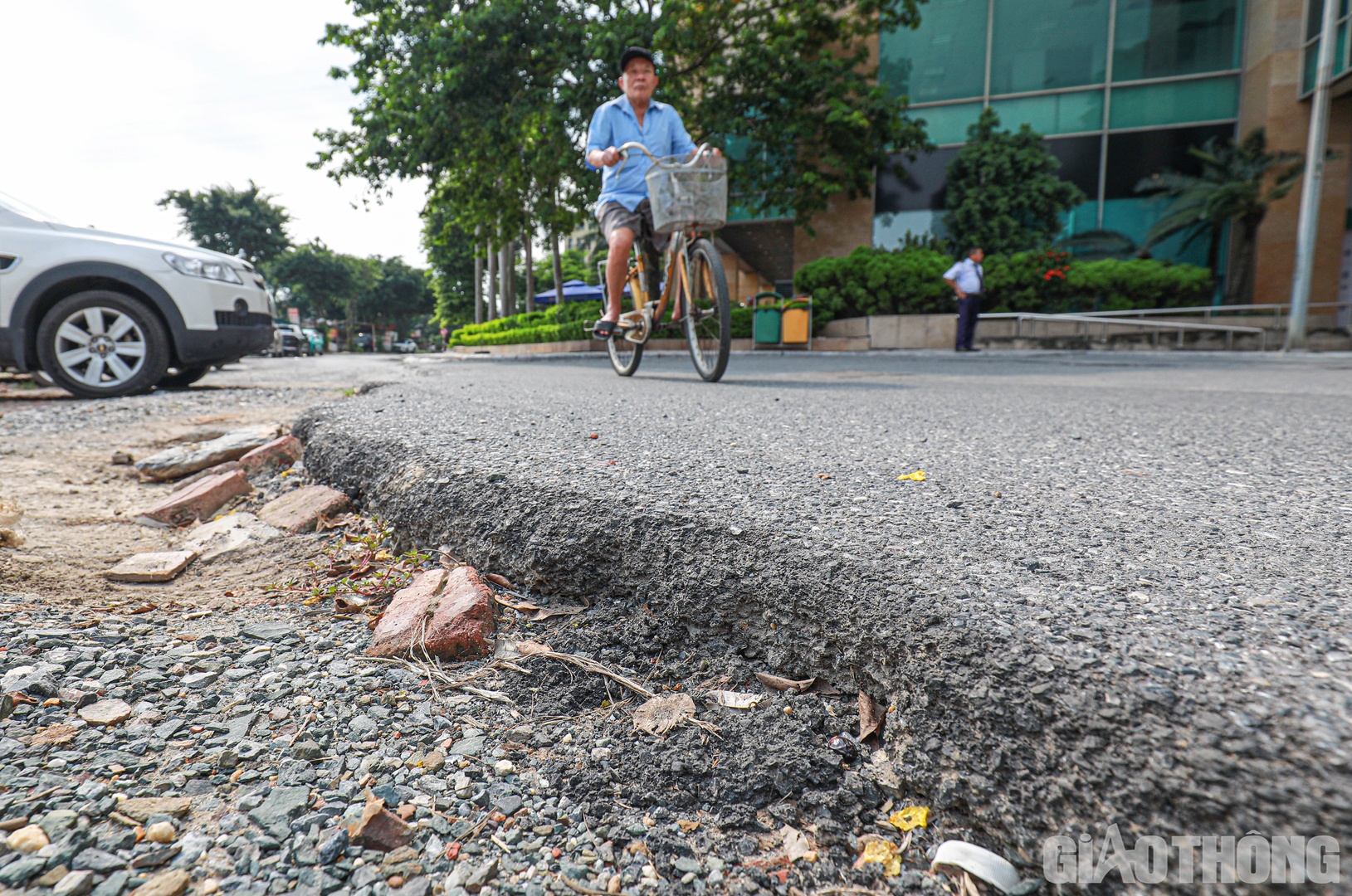 Trong khi đó, lòng đường Ngô Quyền hiện xuống cấp nghiêm trọng, nhiều vị trí bị sụt lún, nứt toác gây mấy an toàn giao thông.