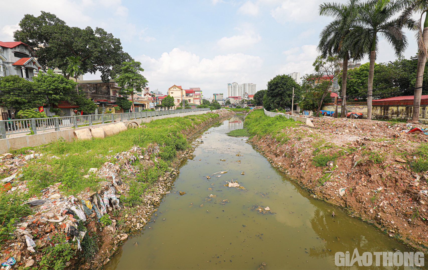 Lo lắng tiến độ dự án, đại diện Sở Xây dựng Hà Nội cho hay, thời gian vừa qua, mỗi khi Hà Nội xuất hiện mưa lớn, các tuyến đường như Dương Đình Nghệ, đường gom Đại lộ Thăng Long và nút giao An Khánh, đường Quang Trung kéo dài (Hà Đông)… đều xảy ra ngập úng cục bộ có nguyên nhân do tiến độ thi công dự án nói trên chưa hoàn thành như kỳ vọng.