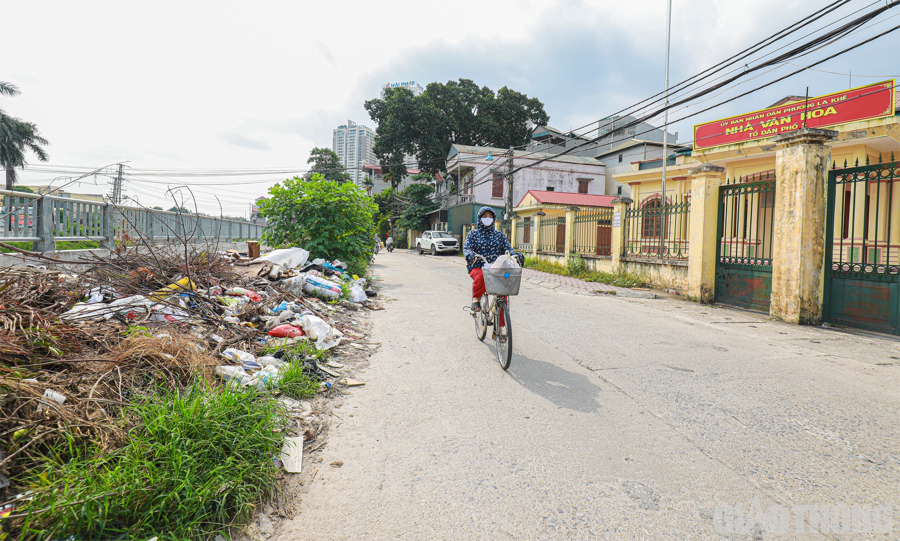 Hình ảnh nhếch nhác ngay trước cổng nhà văn hóa tổ 5, phường La Khê.