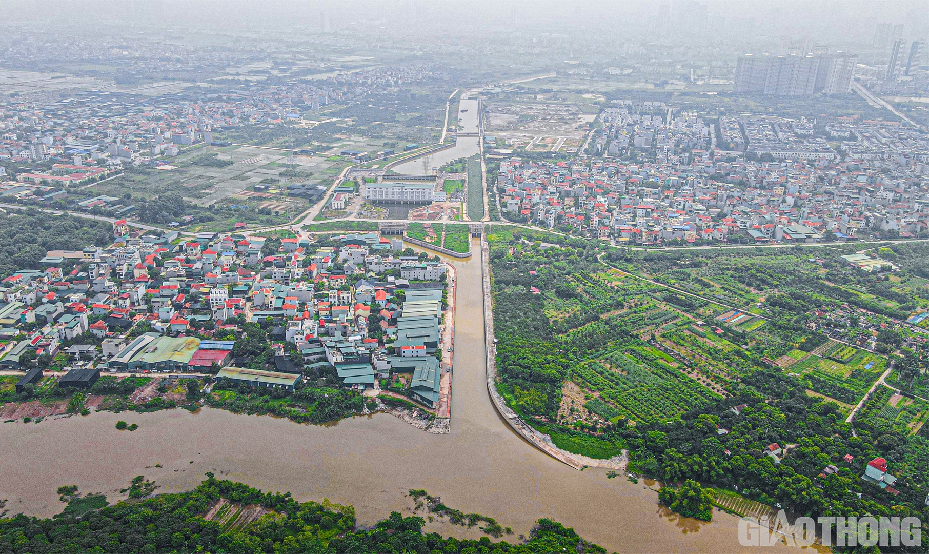 Dự án cải thiện hệ thống tiêu nước khu vực phía Tây TP Hà Nội được khởi công vào cuối năm 2015 với tổng mức đầu tư hơn 7.400 tỷ đồng. Đây là một trong những công trình trọng điểm của Thủ đô với 2 hạng mục chính bao gồm cụm công trình đầu mối trạm bơm tiêu Yên Nghĩa và cứng hóa kênh La Khê dẫn nước về bể hút.