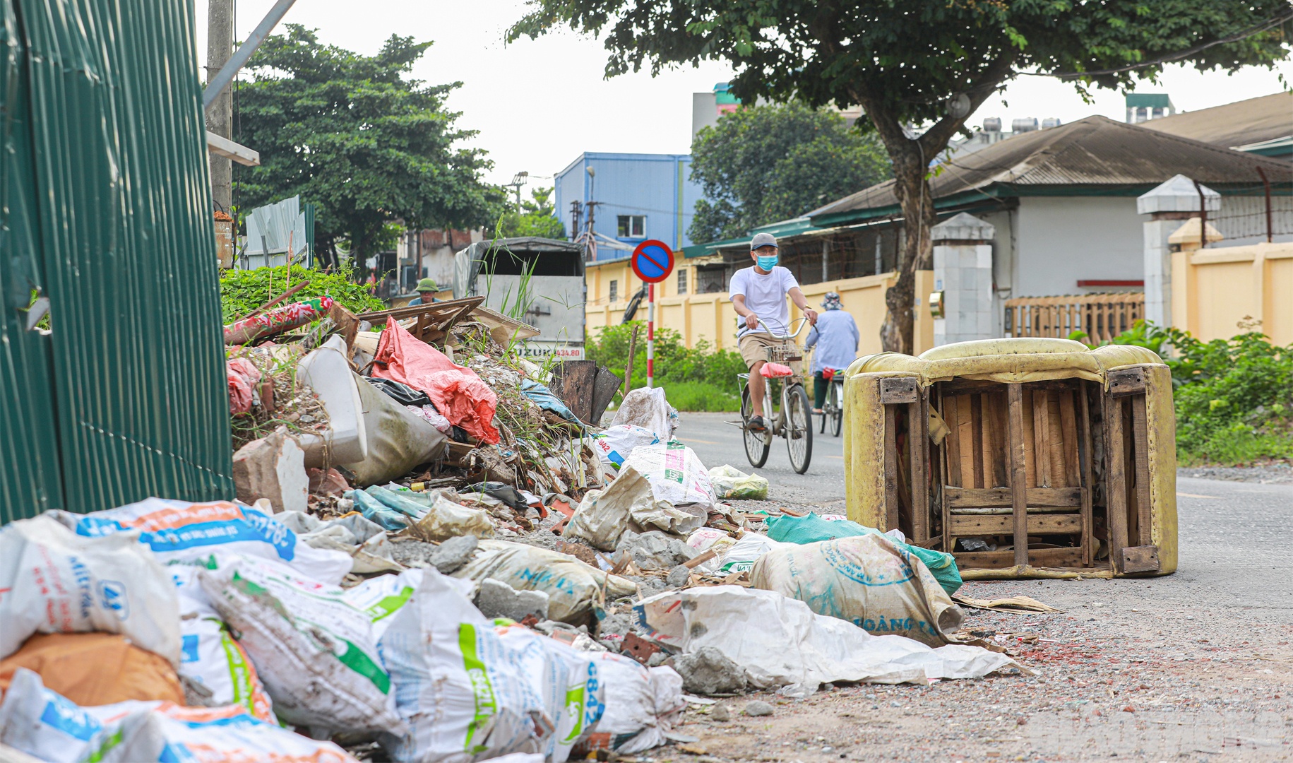 Dọc 2 bên bờ kênh từ lâu đã trở thành nơi tập kết rác, phế liệu gây mất mỹ quan và ảnh hưởng đến người dân.