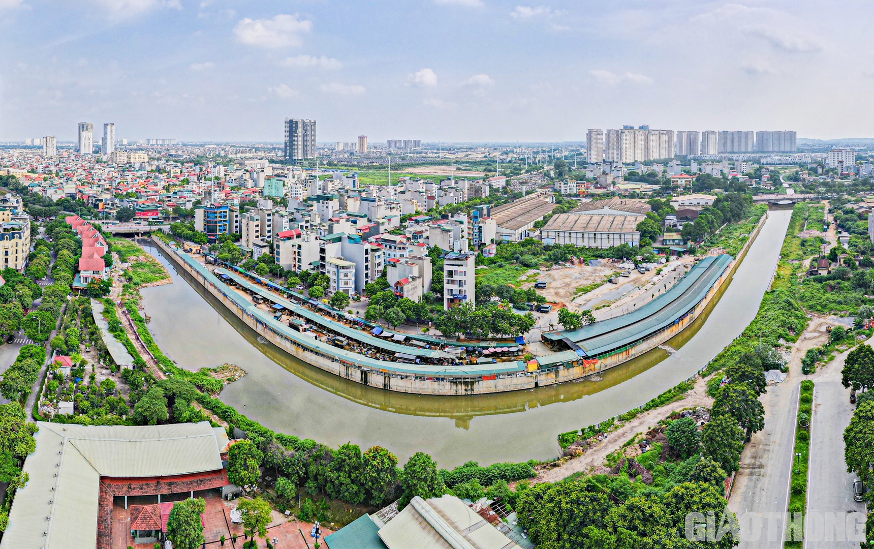 Theo ghi nhận của PV Báo Giao thông, nhiều đoạn kênh dẫn La Khê đi qua địa bàn quận Hà Đông còn đang thi công dang dở.