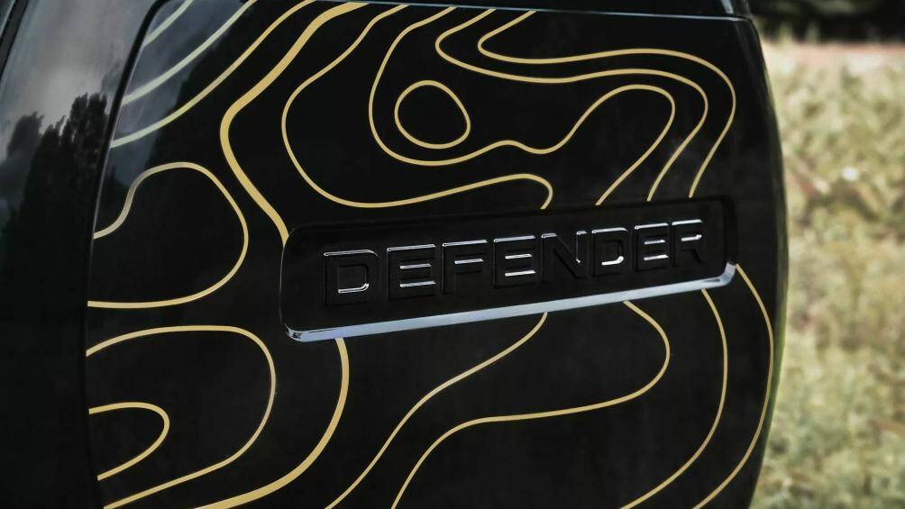 Phiên bản đặc biệt này có ngoại thất màu đen mờ Santorini, bổ sung hoạ tiết thiết kế địa đồ chỉ vàng cho cửa và vỏ lốp dự phòng.