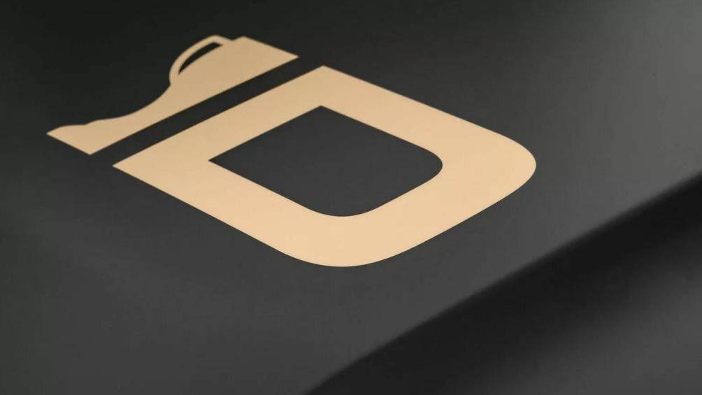 Land Rover không công bố hình ảnh nội thất, nhưng Defender Trophy Edition có ghế bọc da Ebony và huy hiệu đặc biệt.