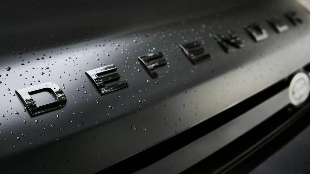 Những điểm nổi bật khác bao gồm: hộp nóc Pelican, tời và tấm ốp gầm dưới cản trước. Mẫu xe này cũng có các tấm chắn bùn, bảo vệ vòm bánh xe.