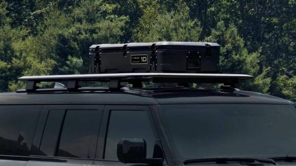 Xe còn có huy hiệu Defender Trophy, các chi tiết ngoại thất màu đen bóng và giá nóc thám hiểm với thang leo gấp gọn.