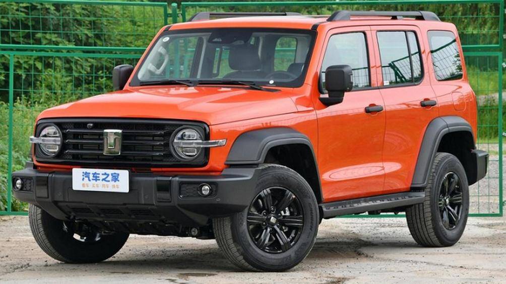 Mặt trước của xe sử dụng lưới tản nhiệt có xu hướng bo tròn và hình chữ nhật, được bổ sung đèn pha hình tròn, cản trước màu đen mờ.