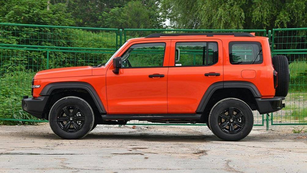 Ngoài ra, xe còn được trang bị  hệ dẫn động 4 bánh bán thời gian với khóa vi sai trước sau.