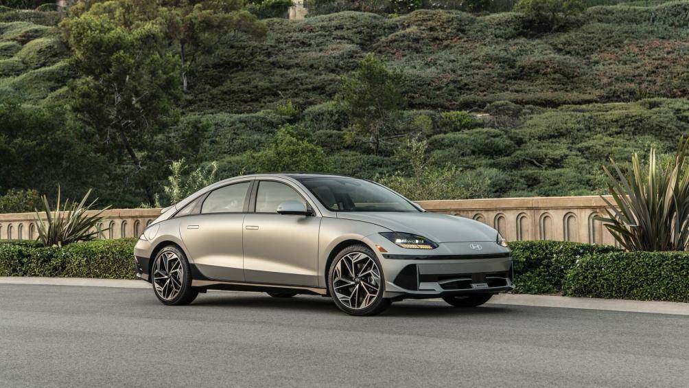 1. Hyundai Ioniq 6 2023 (giá khởi điểm: 42.715 USD).