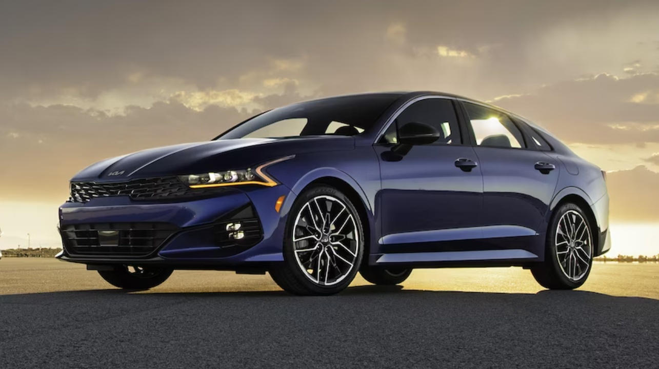 5. Kia K5 2023 (giá khởi điểm: 26.515 USD).