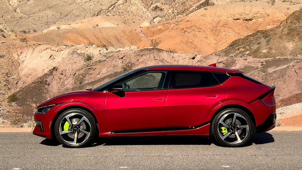 2. Kia EV6 2023 (giá khởi điểm: 42.600 USD).