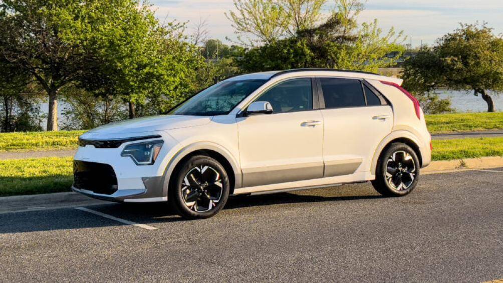 5. Kia Niro EV 2023 (giá khởi điểm: 39.550 USD).