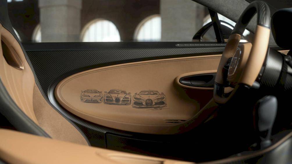 Bên trong cabin, hình vẽ ba mẫu Bugatti xuất hiện tại mỗi cửa bên.