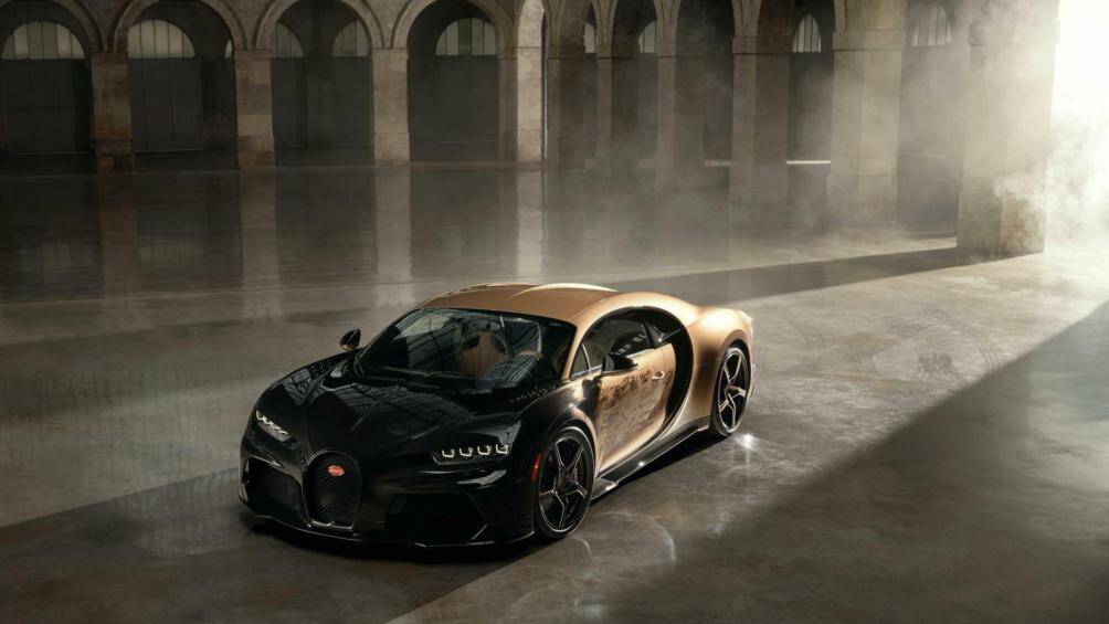 Màu vàng bespoke có tên Doré được chọn làm nền cho các bản phác thảo, trong khi màu đen bao phủ phần trước của xe.