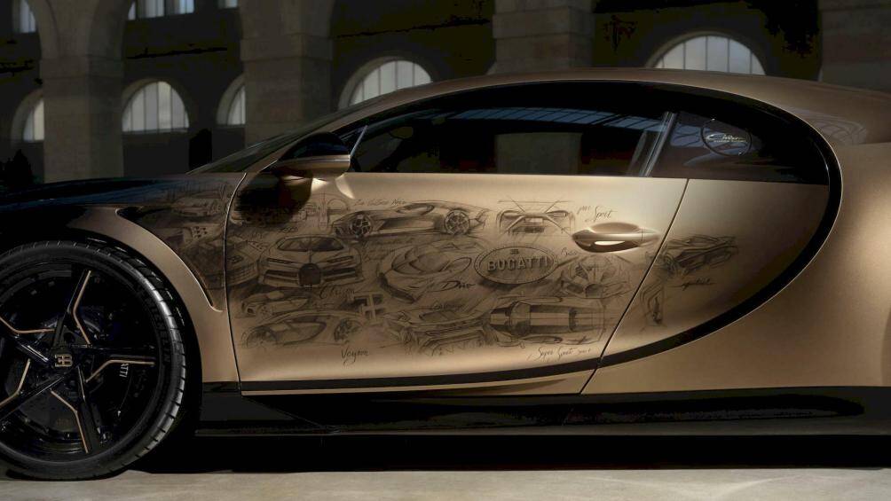 Sự hiện diện của 45 hình vẽ phác thảo các mẫu xe Bugatti trước đây đã được vẽ bằng tay trên hai tông màu cùng nhiều bản phác thảo khác bên trong cabin.