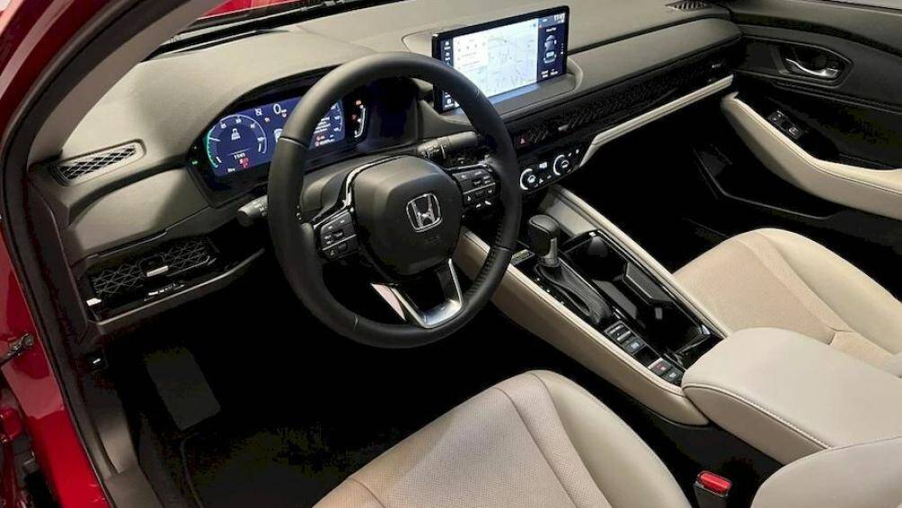 Trong cabin, Honda Accord 2024 gây ấn tượng với màn hình điều khiển trung tâm kích thước 12,3 inch đặt nổi.