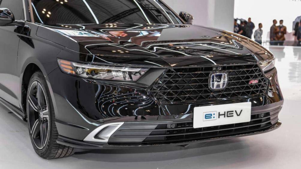 Xe có phần đầu gây ấn tượng với lưới tản nhiệt hình lục giác to bản, họa tiết dạng mắt cáo, cụm đèn pha nối liền với mặt ca lăng.