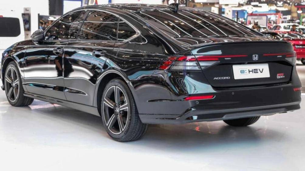 Cản sau tích hợp hai đèn phản quang trong khi ống xả được giấu khá kín. Mâm xe có kích thước 17-19 inch tùy phiên bản.