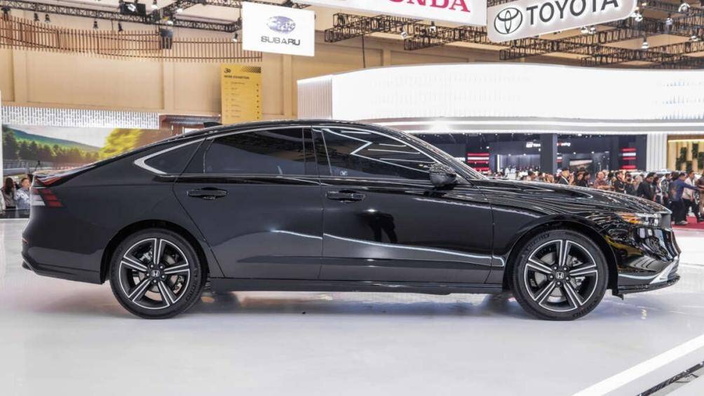 Các phiên bản Accord mang mã e:HEV sẽ được trang bị hệ truyền động hybrid, bao gồm: máy xăng Atkinson Cycle 4 xi-lanh, dung tích 2.0L kết hợp với 2 mô-tơ điện.