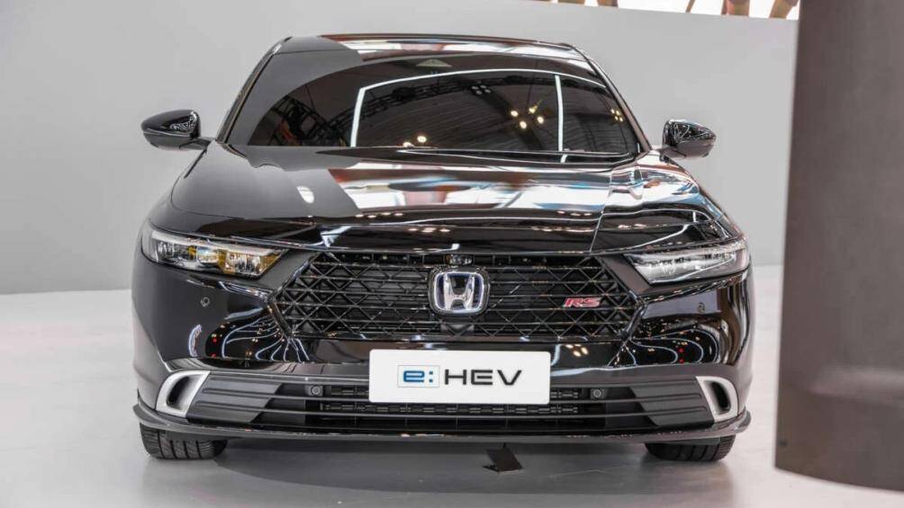 Hệ truyền động này tạo ra tổng công suất 204 mã lực và mô-men xoắn cực đại 335 Nm.