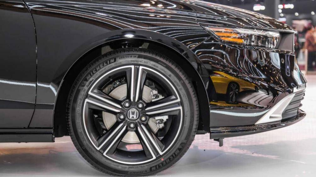 Các trang bị nổi bật khác trên mẫu sedan này bao gồm: dàn âm thanh Bose 12 loa, bảng đồng hồ LCD kích thước 10,2 inch, màn hình HUD, chìa khóa thông minh...