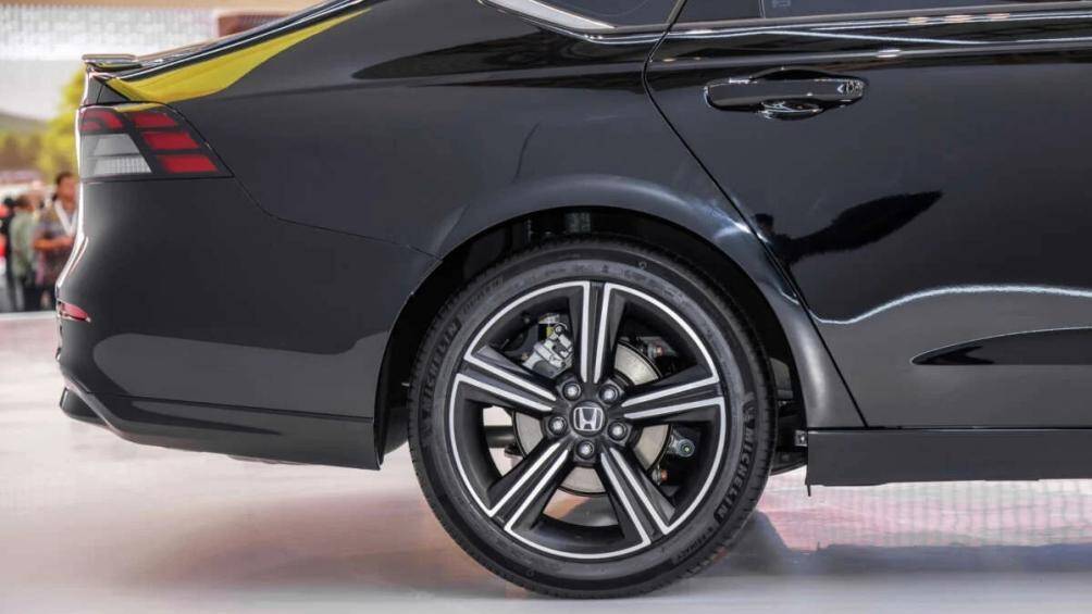 Ở phía sau, Accord 2024 được trang bị đèn hậu dạng hai dải LED đặt ngang, thay thế cho thiết kế dạng chữ C ở thế hệ trước.