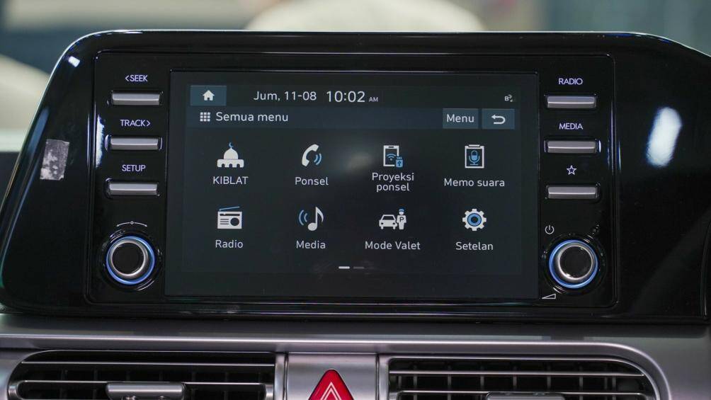 Phần viền bảng đồng hồ đã được làm thấp xuống. Còn lại, toàn bộ trang bị và thiết kế nội thất y nguyên bản gốc MPV.