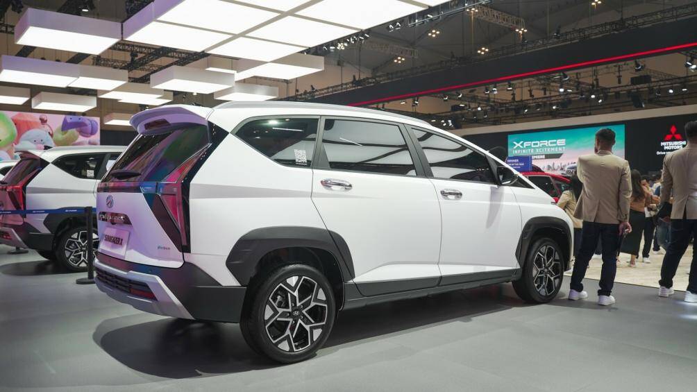 Ở bên sườn, Hyundai Stargazer X 2024 có những điểm mới như nẹp bằng nhựa màu đen ở hốc bánh và trên cửa hay baga nóc theo phong cách đậm chất SUV.