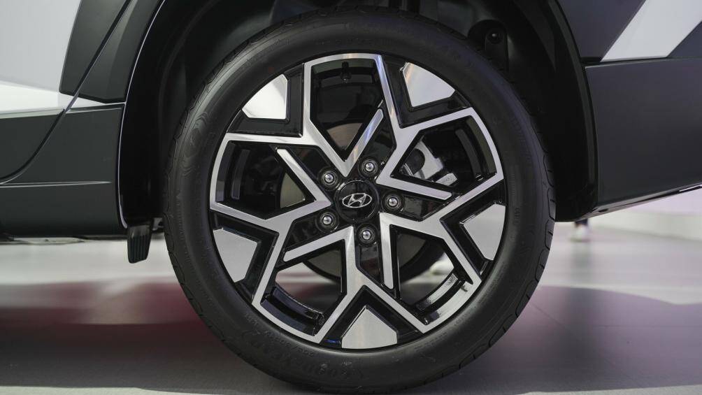 Nằm bên trong hốc bánh xe là bộ vành la-zăng hợp kim với thiết kế đa chấu, phay xước hai màu với kích thước 17 inch.