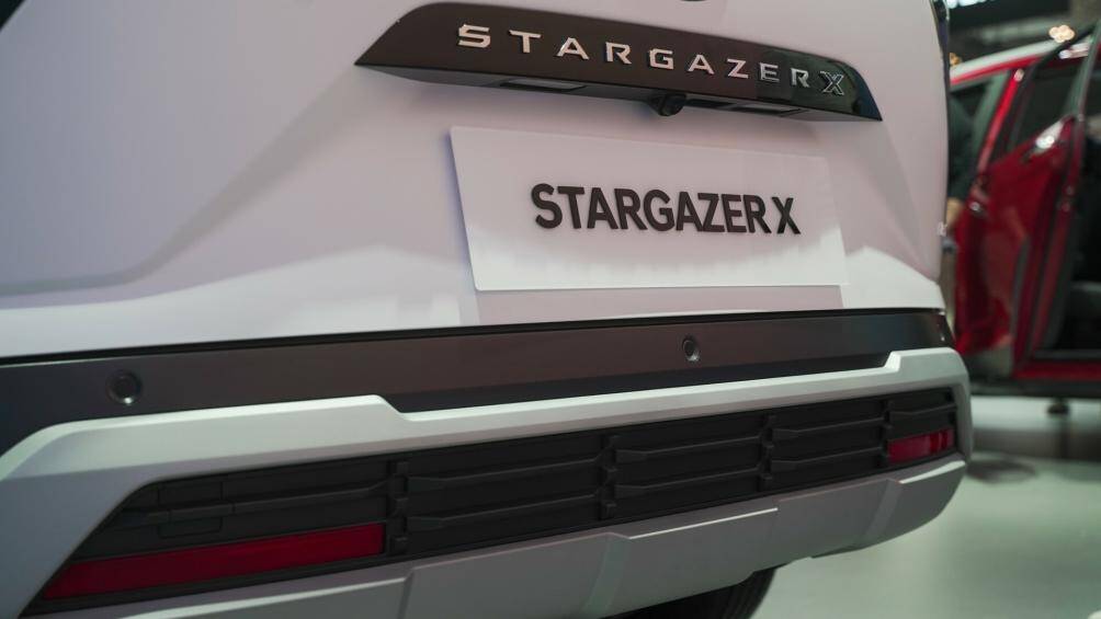 Phía sau xe là tem chữ nổi "Stargazer X" trên cửa cốp cùng ốp màu bạc dày dặn. Phần cản sau còn có thêm hai đèn phản quang nằm ngang và hốc gió giả mới.