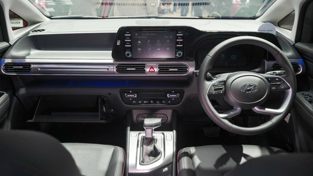 Nội thất Hyundai Stargazer X trưng bày tại GIIAS khâu chỉ đỏ với họa tiết riêng xuất hiện tại lưng ghế. Loa Bose cao cấp xuất hiện trên bản Prime cao nhất.