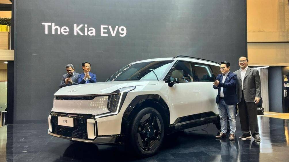 Ở thị trường Indonesia, Kia EV9 2024 chỉ được phân phối một phiên bản là GT-Line với giá bán 1,975 tỷ Rupiah (khoảng 3,12 tỷ đồng).