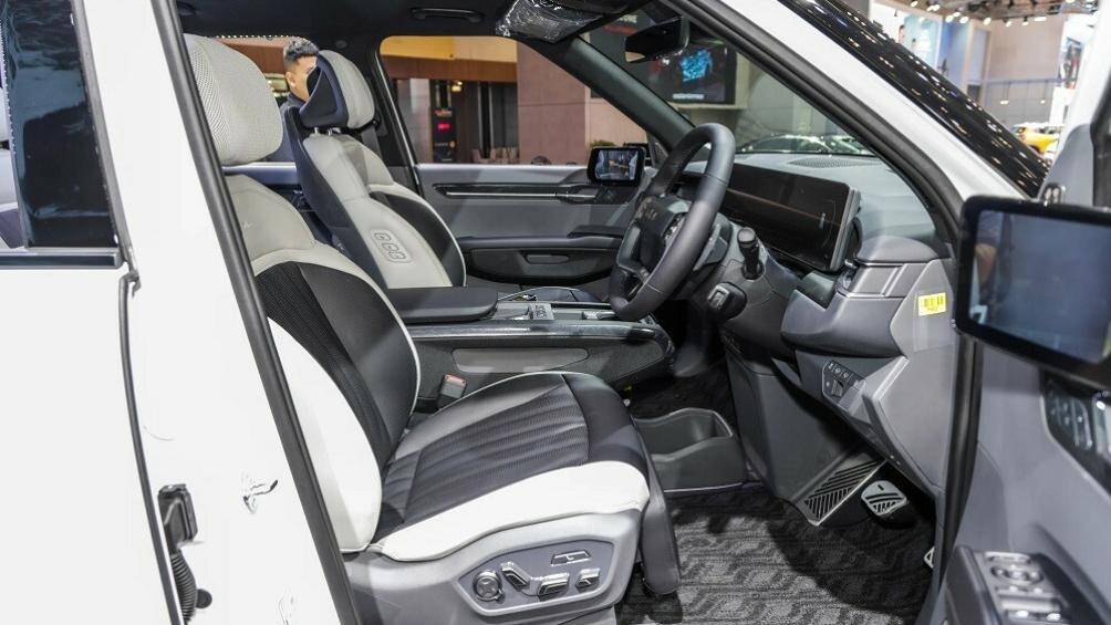 Cả hàng ghế thứ nhất và thứ hai đều có tính năng sưởi ấm, thông gió. Ngoài ra, hàng ghế đầu còn có tính năng chỉnh điện.