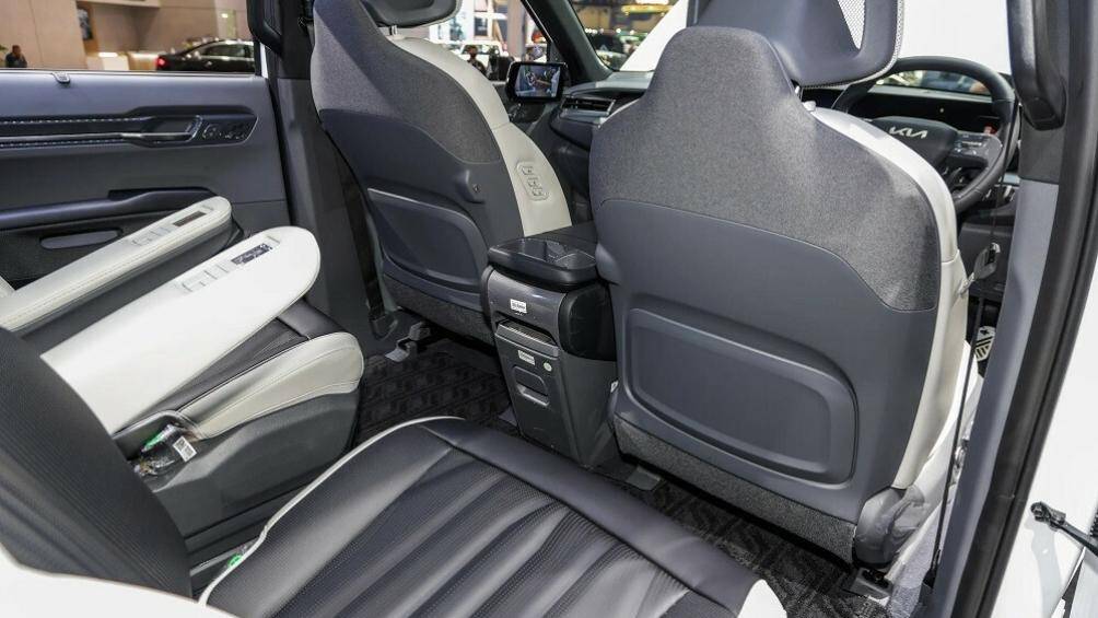 Trong đó, có hai hàng ghế thương gia tách rời nhau và có tính năng massage.