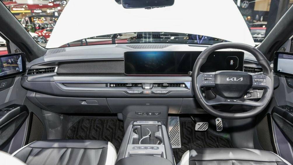 Màn hình cong trên mặt táp-lô, bảng đồng hồ kỹ thuật số và màn hình cảm ứng trung tâm cùng có kích thước 12,3 inch.