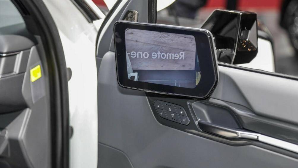 Trên cửa trước có thêm hai màn hình nhỏ để hiển thị hình ảnh do camera kỹ thuật số đóng vai trò gương chiếu hậu.