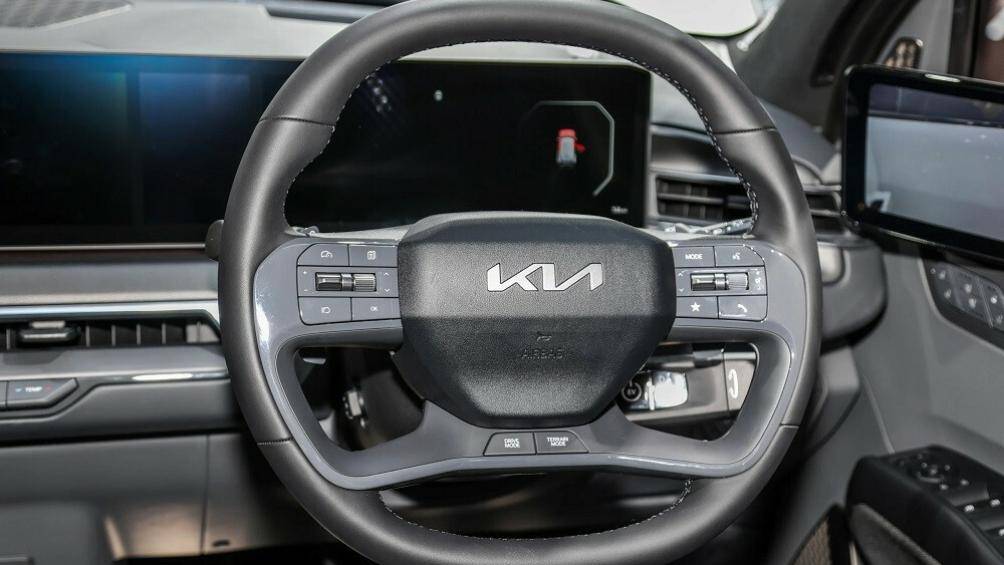 Vô lăng ba chấu tích hợp phím chức năng, hệ thống âm thanh Meridian 14 loa, cửa sổ trời toàn cảnh chia hai mảnh, màn hình HUD...