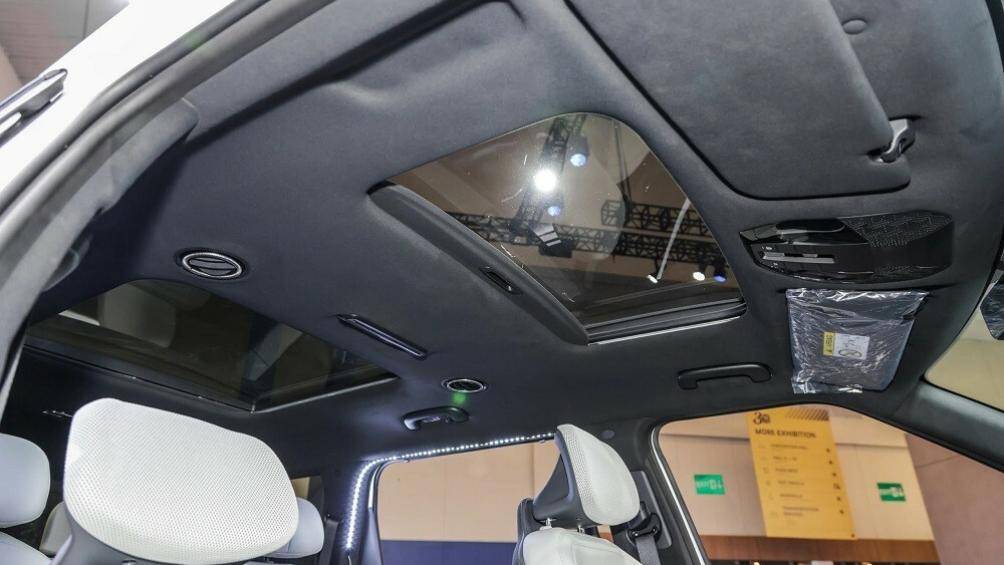 Cuối cùng là hàng loạt tính năng hỗ trợ lái nâng cao, như: hỗ trợ tránh va chạm sớm (AEB) khi quay đầu hoặc ở giao lộ, hỗ trợ bám làn đường, hỗ trợ giữ làn...