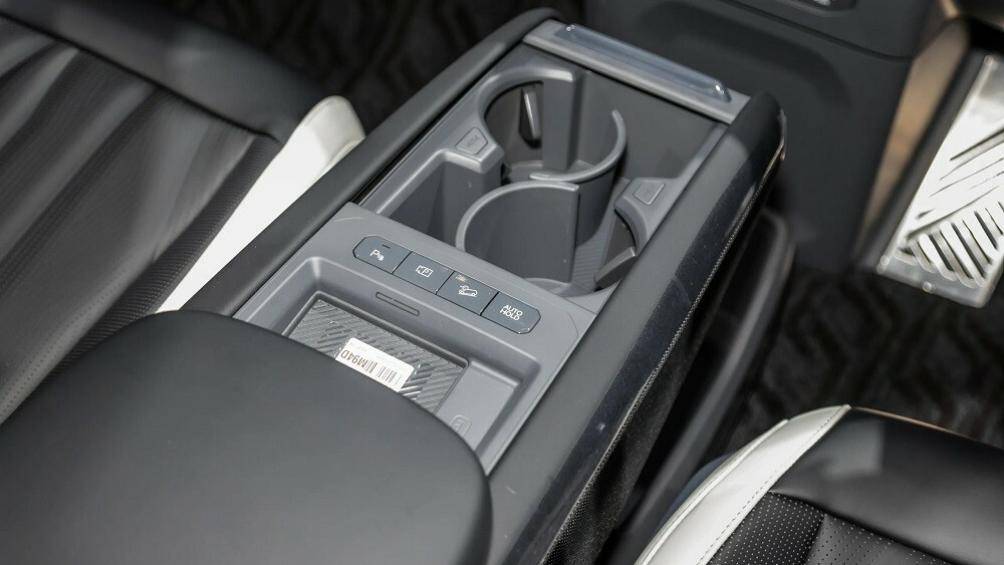 Nguồn cung cấp sức mạnh cho Kia EV9 GT Line 2024 ở Indonesia là hai mô-tơ điện với công suất tổng cộng 380 mã lực và mô-men xoắn cực đại 600 Nm.