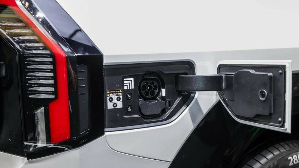 Bên cạnh đó là cụm pin lithium-ion với dung lượng khả dụng 99,8 kWh, cho phép xe chạy 497 km sau một lần sạc đầy.